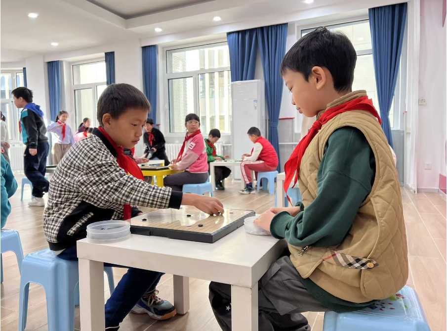 學(xué)生們在少先隊(duì)大廳下圍棋。人民網(wǎng) 白炅攝