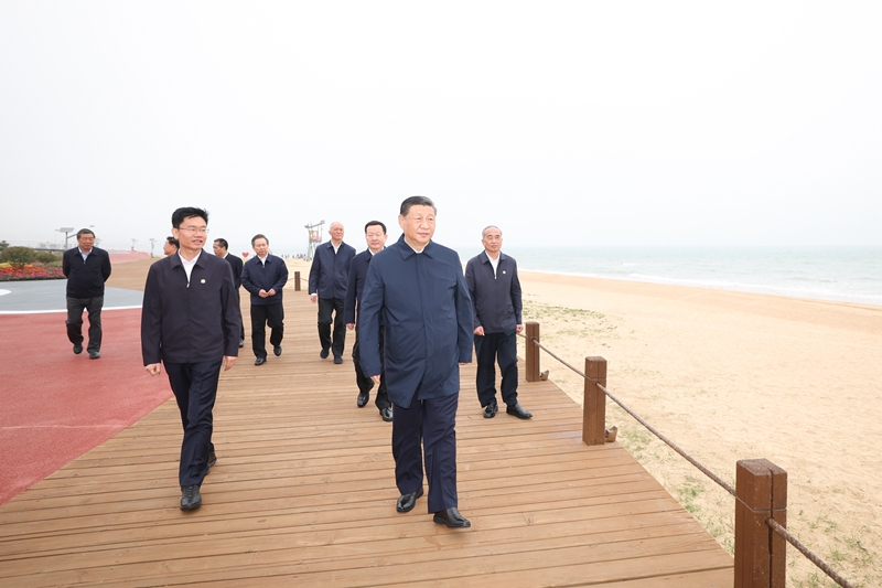 2024年5月22日，習(xí)近平總書記在山東日照陽光海岸綠道考察。