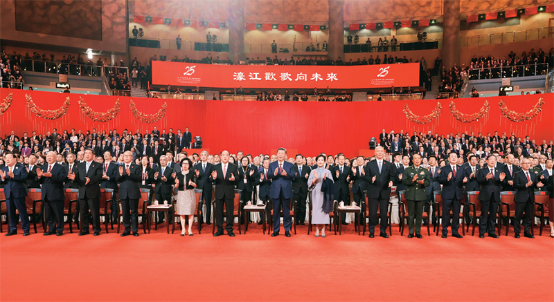2024年12月19日晚，慶祝澳門回歸祖國(guó)25周年文藝晚會(huì)在澳門東亞運(yùn)動(dòng)會(huì)體育館舉行。中共中央總書(shū)記、國(guó)家主席、中央軍委主席習(xí)近平觀看演出。晚會(huì)最后，習(xí)近平同全場(chǎng)觀眾一起高唱《歌唱祖國(guó)》。 新華社記者 丁林/攝
