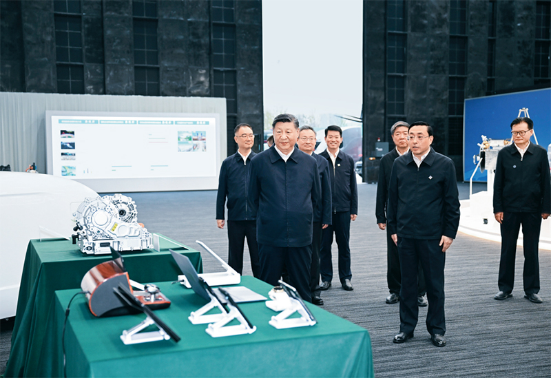 2024年10月17日至18日，中共中央總書(shū)記、國(guó)家主席、中央軍委主席習(xí)近平在安徽考察。這是17日下午，習(xí)近平在合肥濱湖科學(xué)城察看安徽省重大科技創(chuàng)新成果集中展示。 新華社記者 謝環(huán)馳/攝
