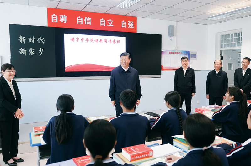 2024年6月18日至19日，中共中央總書(shū)記、國(guó)家主席、中央軍委主席習(xí)近平在青?？疾?。這是18日下午，習(xí)近平在果洛西寧民族中學(xué)高一（1）班觀摩“新時(shí)代、新家鄉(xiāng)”主題思政課。 新華社記者 鞠鵬/攝