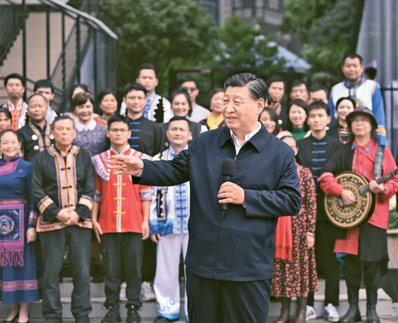 2023年12月14日至15日，中共中央總書(shū)記、國(guó)家主席、中央軍委主席習(xí)近平在廣西考察。這是14日上午，習(xí)近平在南寧市良慶區(qū)蟠龍社區(qū)考察時(shí)，同社區(qū)各族群眾親切交流。 新華社記者 燕雁/攝