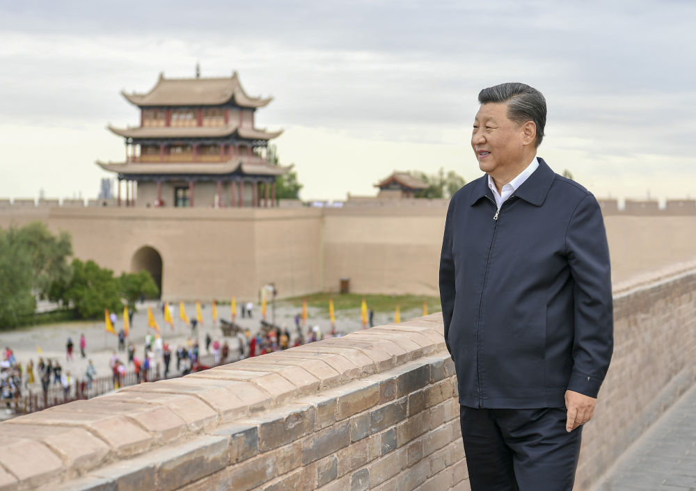 2019年8月20日上午，習(xí)近平總書記來到嘉峪關(guān)關(guān)城，登上城樓察看關(guān)城整體面貌，聽取河西走廊長城、關(guān)隘歷史文化情況介紹。新華社記者 謝環(huán)馳 攝