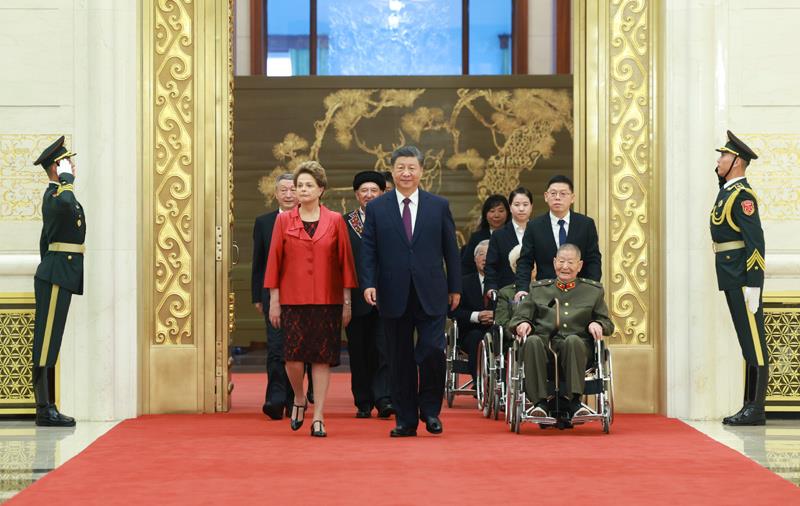 △2024年9月29日，中華人民共和國國家勛章和國家榮譽稱號頒授儀式在北京人民大會堂金色大廳隆重舉行。習近平總書記同國家勛章和國家榮譽稱號獲得者一同步入會場。