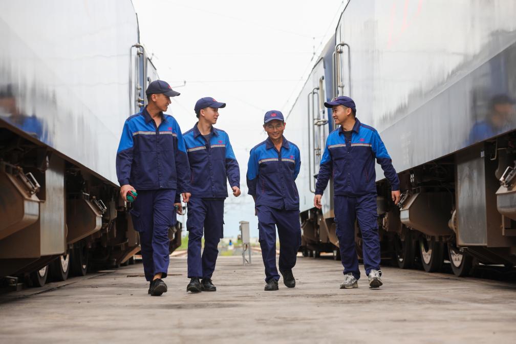 2024年9月9日，來自中國(guó)、老撾的師徒4人在中老鐵路萬象運(yùn)營(yíng)管理中心的機(jī)車檢修庫(kù)內(nèi)。新華社發(fā)（楊永全攝）