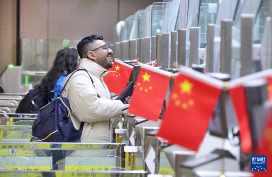 1月2日，國(guó)外旅客通過大興機(jī)場(chǎng)邊檢站入境。新華社記者 李欣 攝