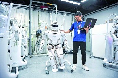 廣東深圳，一家公司的工作人員對人形機器人進行測試。新華社發(fā)