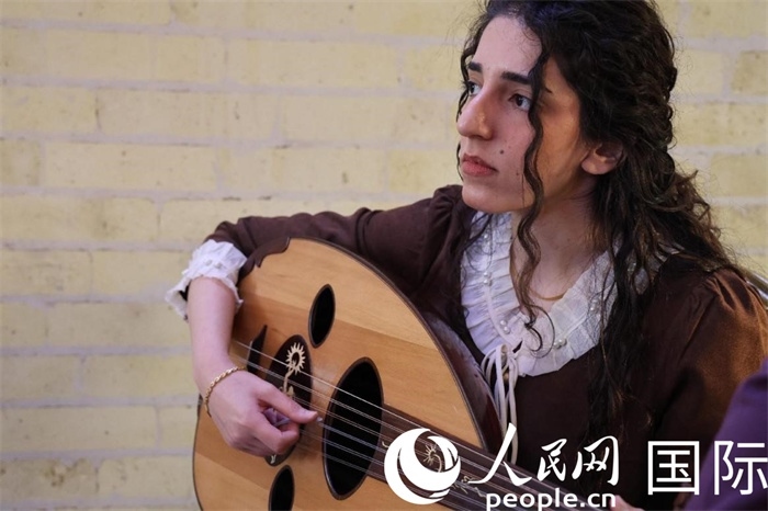 烏德琴女學(xué)員邁希恩。人民網(wǎng) 伊納斯·易卜拉欣攝