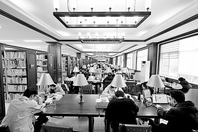 重慶大學圖書館，大學生們正在讀書學習。孫凱芳攝/光明圖片