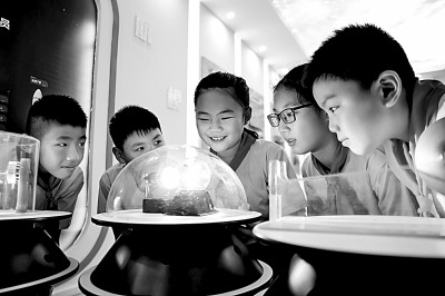 江西省南昌市青云客航天科創(chuàng)空間青少年科普館，孩子們在觀察光壓傳動試驗。鮑贛生攝/光明圖片
