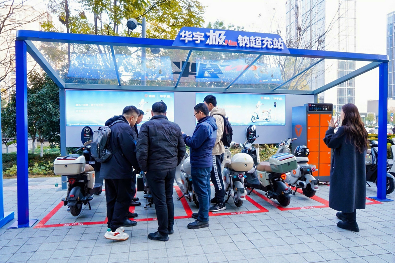 超充站現(xiàn)場，消費(fèi)者紛紛駐足觀看。受訪者供圖