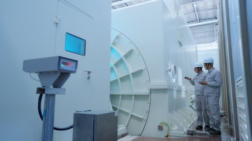 工作人員檢查300兆瓦壓氣儲能示范工程發(fā)電機(jī)。受訪者供圖