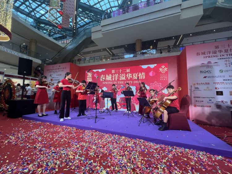 來自中國和新加坡的藝術(shù)團(tuán)體聯(lián)袂表演了歌舞、器樂、武術(shù)、雜技等多種形式的文藝節(jié)目?；顒又鬓k方供圖