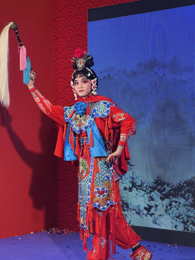來自中國和新加坡的藝術(shù)團(tuán)體聯(lián)袂表演了歌舞、器樂、武術(shù)、雜技等多種形式的文藝節(jié)目?；顒又鬓k方供圖