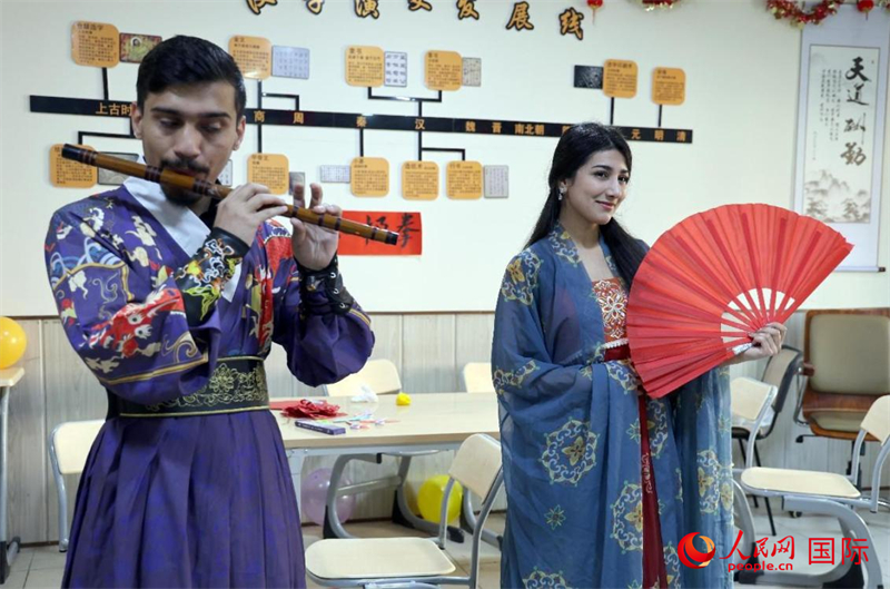薩拉赫丁大學(xué)中文系學(xué)生們展示才藝。人民網(wǎng)伊納斯·易卜拉欣攝