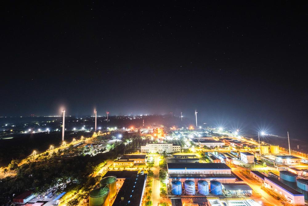 這是斯里蘭卡普特拉姆電站夜景（2020年12月8日攝）。新華社發(fā)（普特拉姆電站供圖）