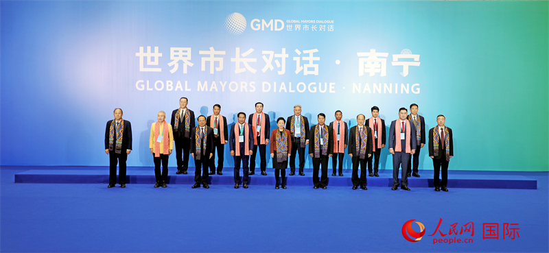 在南寧國(guó)際會(huì)展中心金桂花廳外，參加活動(dòng)的中國(guó)和東盟國(guó)家市長(zhǎng)合影留念。人民網(wǎng)記者 趙益普攝