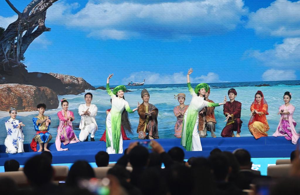 這是1月16日，在南寧國(guó)際會(huì)展中心，演員在“世界市長(zhǎng)對(duì)話·南寧”活動(dòng)間隙表演節(jié)目。新華社記者 陸波岸 攝