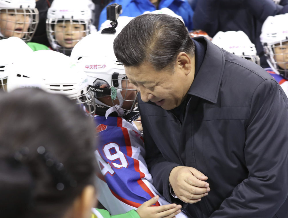 2017年2月24日，習近平在五棵松體育中心同冰球小隊員“撞肩”互動
