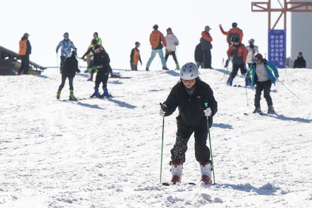 2025年1月5日，游客在湖北宜昌市夷陵區(qū)一滑雪場體驗滑雪