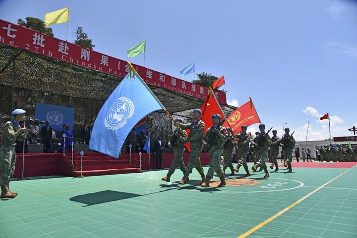 2024年4月9日，在剛果（金）南基伍省布卡武市的中國半島營區(qū)，中國第27批赴剛果（金）維和部隊官兵被授予聯(lián)合國“和平勛章”。新華社發(fā)（中國第27批赴剛果（金）維和部隊供圖）