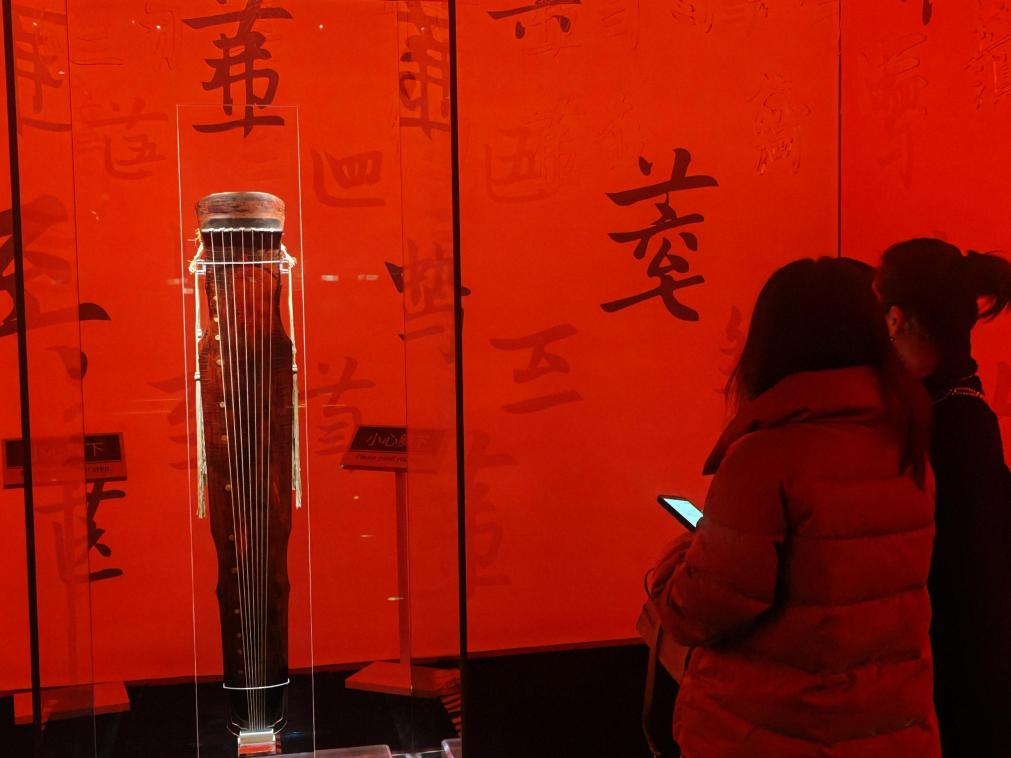 近日，在浙江省博物館之江館區(qū)，故宮博物館收藏的唐“大圣遺音”琴在“‘故宮·茶世界’觀茶——茶文化精品展”展出。新華社記者 馮源 攝