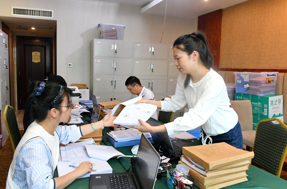 福州市委巡察機(jī)構(gòu)對全市法院系統(tǒng)開展提級聯(lián)動交叉巡察。在永泰縣駐地，巡察組工作人員查看財務(wù)憑證（2024年5月21日攝）。新華社記者 林善傳 攝