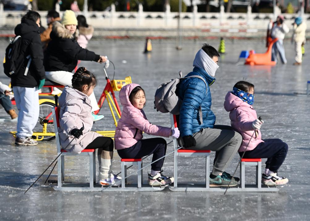 2025年1月19日，在北京什剎海冰場(chǎng)，小朋友和家長(zhǎng)一起體驗(yàn)冰上運(yùn)動(dòng)。新華社記者 張晨霖 攝