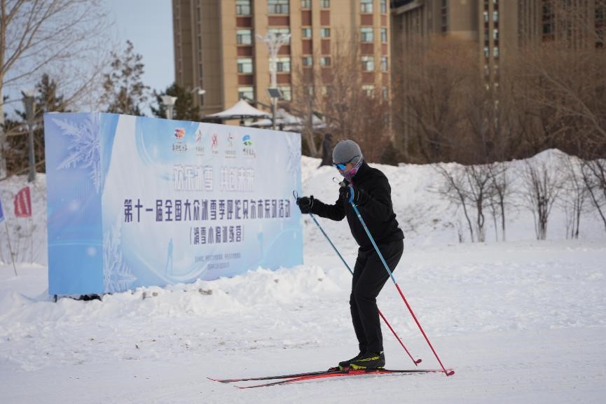 在呼倫貝爾，滑雪愛好者在城市越野滑雪公園內(nèi)滑雪。人民網(wǎng)記者 苗陽攝