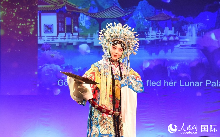 京劇經(jīng)典選段《貴妃醉酒》。人民網(wǎng)記者 殷淼攝