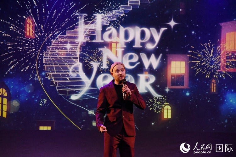 瑞典籍歌手天木演唱歌曲《Happy New Year》。人民網(wǎng)記者 殷淼攝
