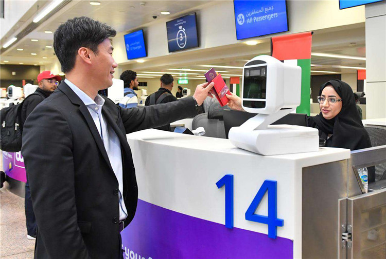 1月22日，迪拜免稅店聯(lián)合迪拜移民局向入境中國旅客贈送新年賀禮。迪拜移民局供圖