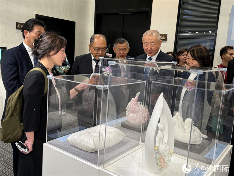嘉賓在參觀展覽。 人民網(wǎng)記者 章念生攝