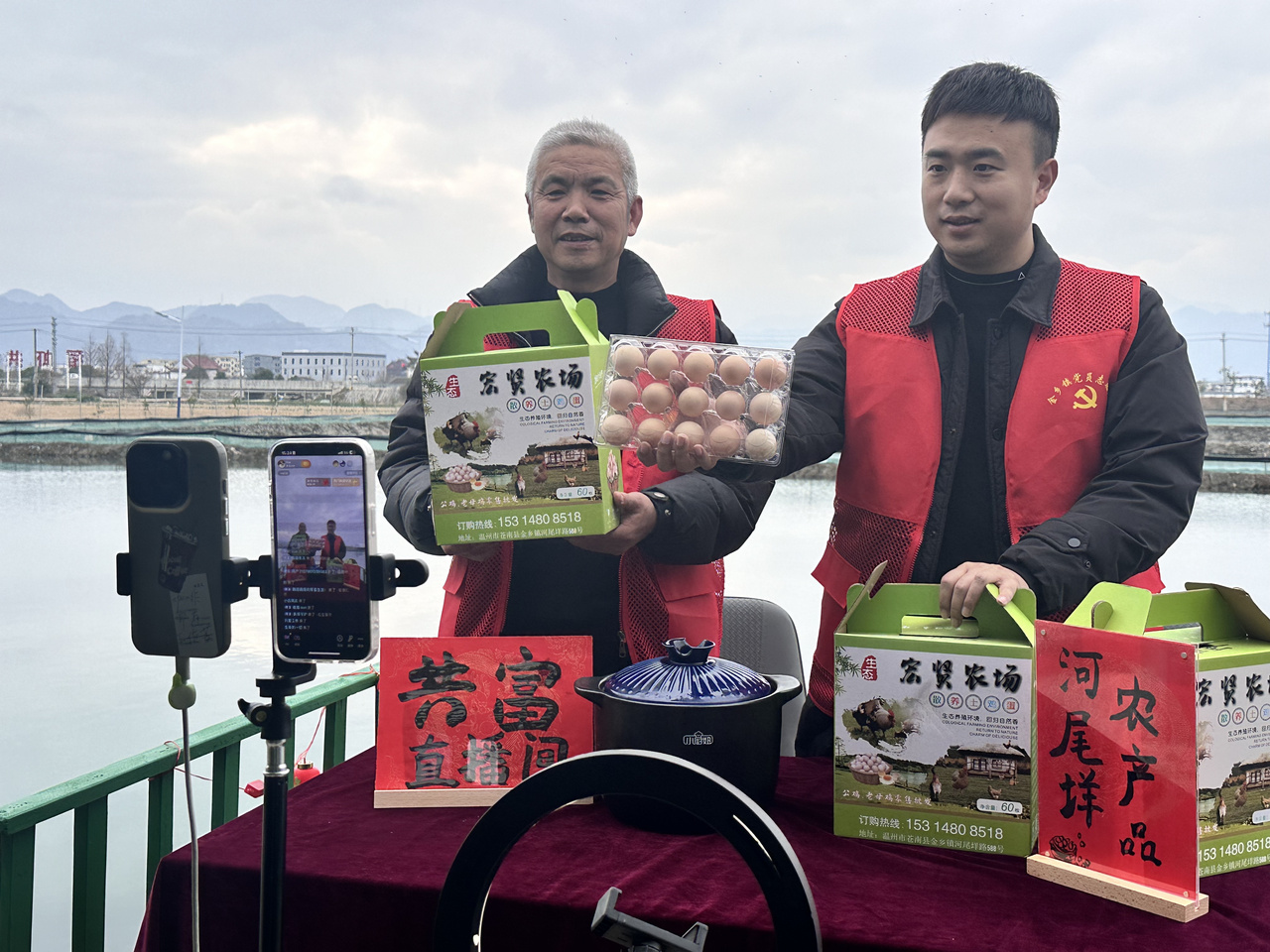 在蒼南金鄉(xiāng)鎮(zhèn)，永興、半浹連、河尾垟?shù)犬?dāng)年受災(zāi)的臨近村落，正連片建設(shè)美麗江南水鄉(xiāng)新景。圖為河尾垟村設(shè)在河邊的“共富直播間”。金鄉(xiāng)鎮(zhèn) 供圖