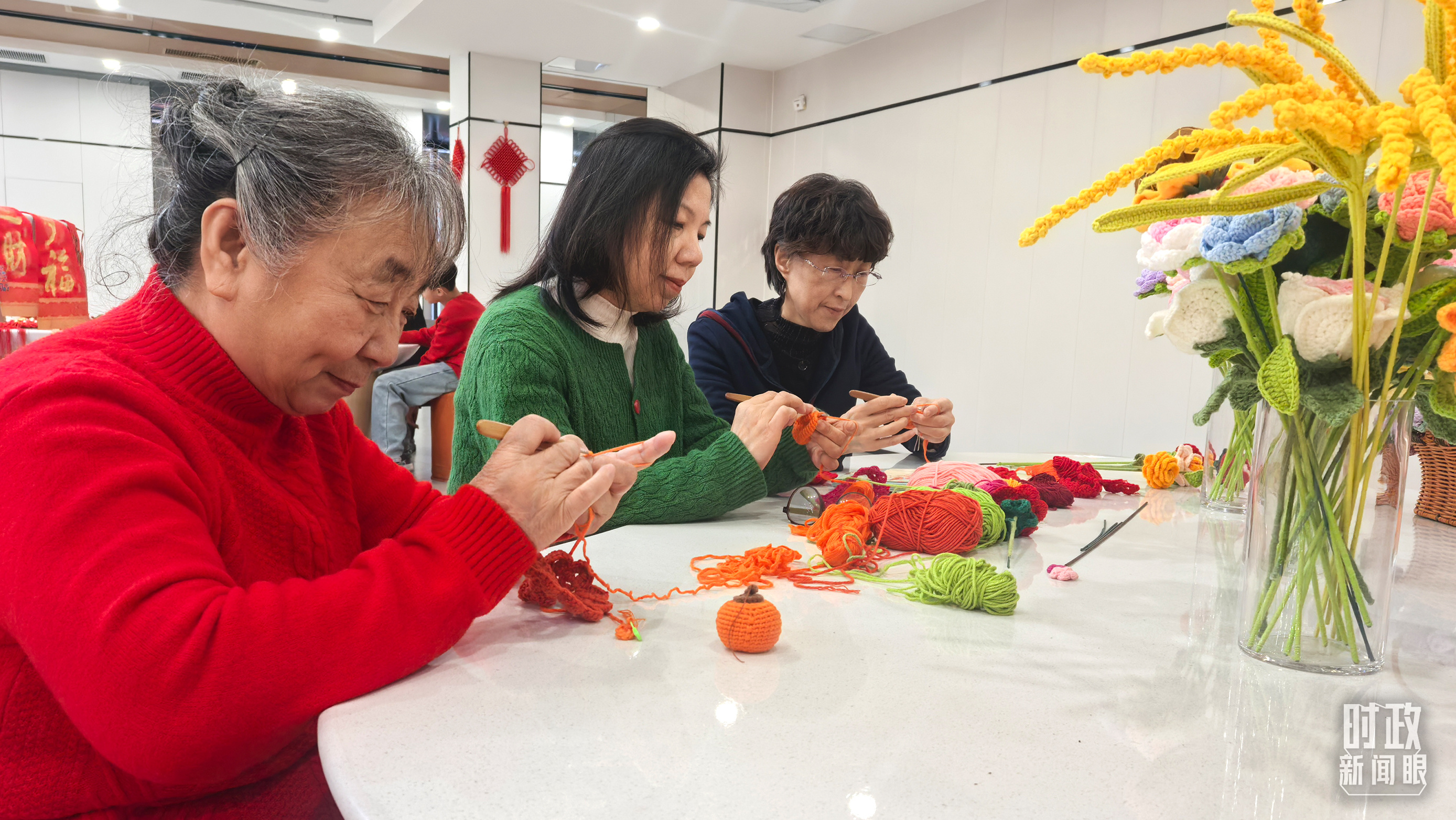 長(zhǎng)安社區(qū)黨群服務(wù)中心里，居民們正在制作手工藝品。（總臺(tái)央視記者鐘銳拍攝）