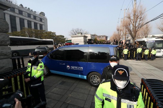  1月21日，尹錫悅乘坐的車輛進(jìn)入韓國首爾的憲法法院。新華社記者姚琪琳攝