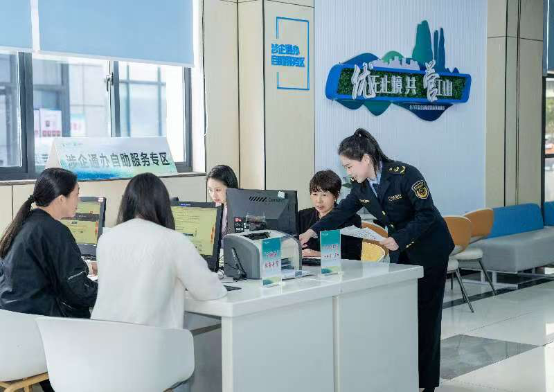 工作人員指導(dǎo)企業(yè)一次性完成信息填報(bào)。圖片來源：浙江衢州市市場(chǎng)監(jiān)督管理局