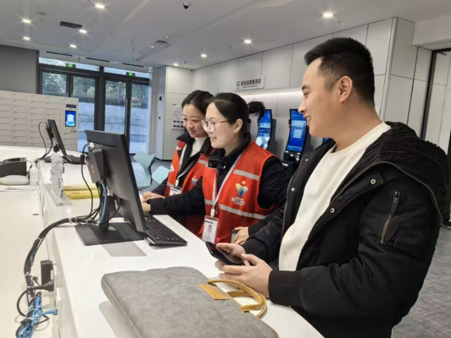 工作人員幫助企業(yè)辦理遷移申請(qǐng)網(wǎng)上填報(bào)。圖片來源：浙江衢州市市場(chǎng)監(jiān)督管理局