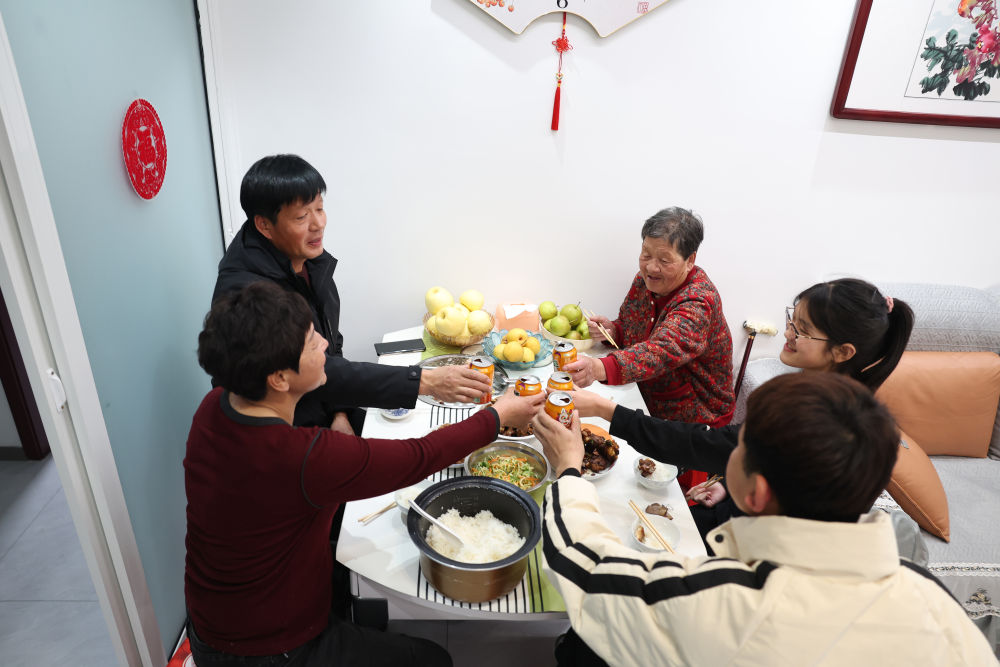 2025年1月22日，遼寧省葫蘆島市綏中縣祝家溝村村民朱西存一家在新房里。新華社記者姚劍鋒 攝