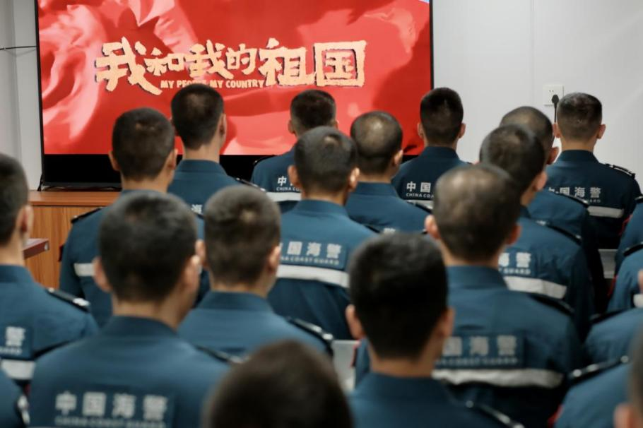 1月25日，中國海警海鷗艦組織艦上執(zhí)法員觀看紅色電影。
