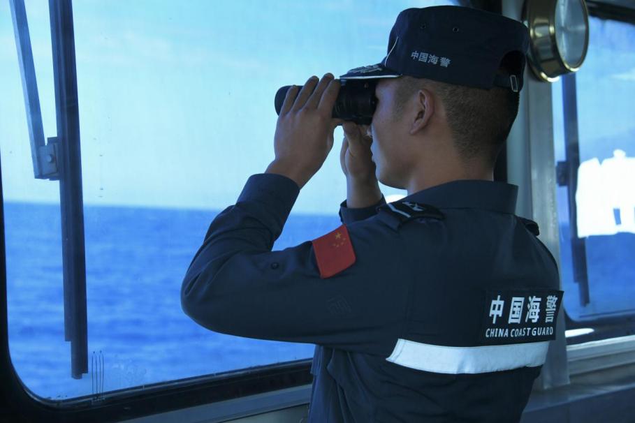 1月27日，中國海警海鷗艦執(zhí)法員在巡航期間執(zhí)勤瞭望。
