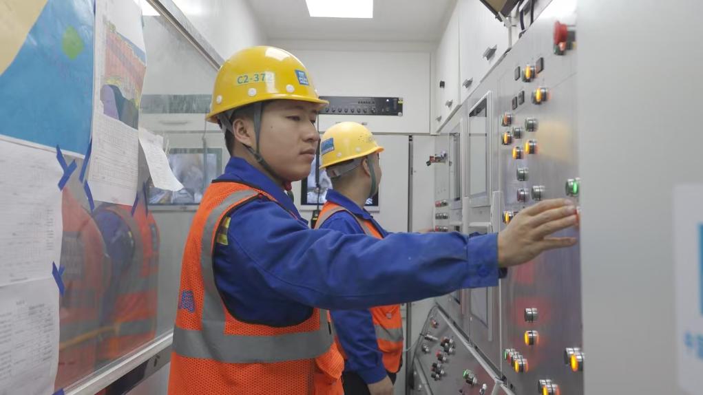 盾構司機何曉波在駕駛室內調試盾構機參數(shù)。（劉芬攝）
