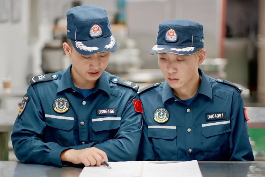 1月27日，中國海警海鷗艦執(zhí)法員研習(xí)設(shè)備維修保養(yǎng)案例。