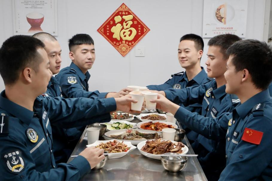 1月28日，在中國海警海鷗艦上，執(zhí)法員們聚餐慶祝農(nóng)歷春節(jié)。