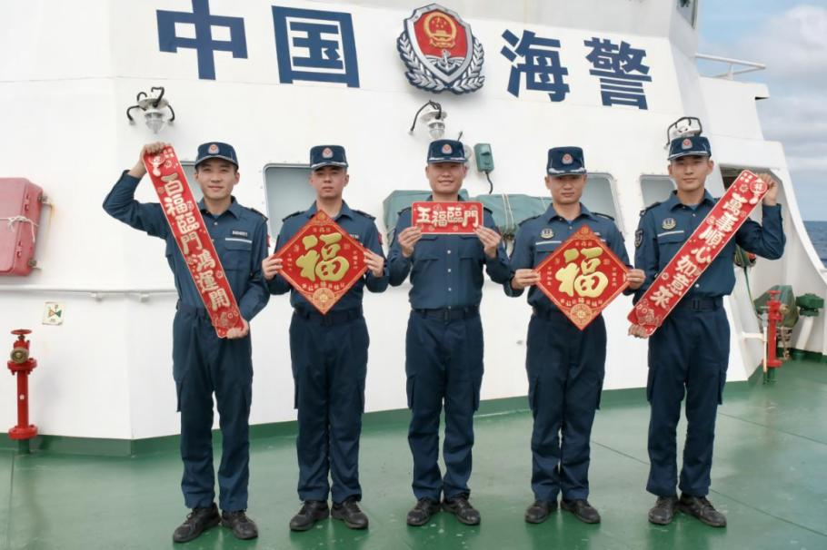 1月27日，中國海警海鷗艦執(zhí)法員們展示春聯(lián)福字，慶祝農(nóng)歷春節(jié)。