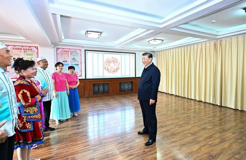 △2024年6月19日，寧夏銀川市金鳳區(qū)長城花園社區(qū)活動室，習近平總書記同社區(qū)居民親切交流。