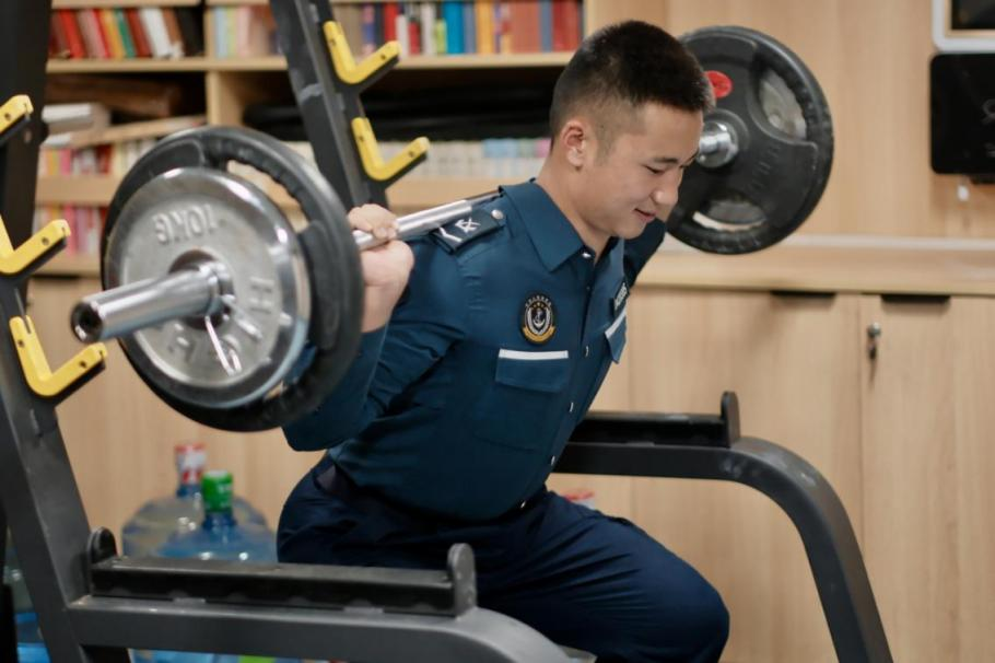 1月23日，在中國海警海鷗艦上，執(zhí)法員在值守間隙鍛煉身體。
