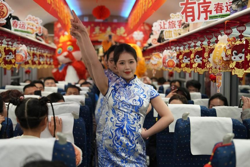 列車乘務(wù)員身穿青花瓷元素服飾表演節(jié)目。人民網(wǎng) 歐陽易佳攝