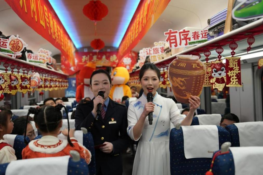 列車乘務(wù)員向旅客介紹江西美食——瓦罐湯。人民網(wǎng) 歐陽易佳攝
