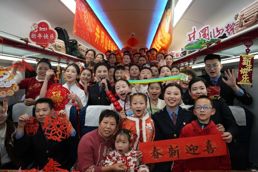 全體演職人員與旅客大合影。人民網(wǎng) 歐陽易佳攝